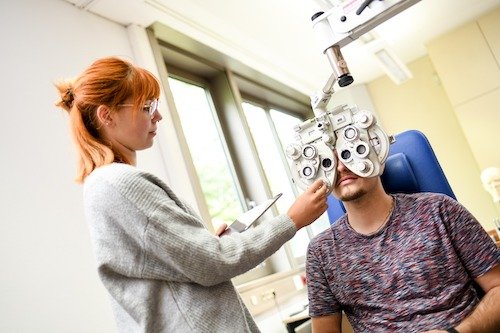 In vielen Fällen können verschiedene Phasen der subjektiven Refraktionsbestimmung an der Fachschule für Augenoptik auch mit dem Phoropter durchgeführt werden.