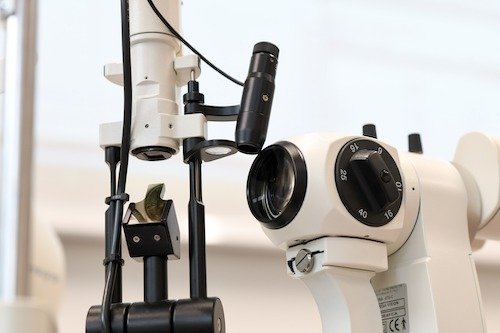 Das Spaltlampenmikroskop (Biomikroskop) dient zur Untersuchung und Beurteilung des vorderen äußeren Augenabschnitts.